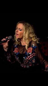 Kelly Lorraine solo vocalist this Friday at the Turfcutters Arms